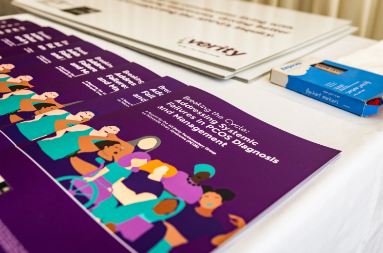 Copïau o adroddiad yr APPG wedi'u gosod ar fwrdd