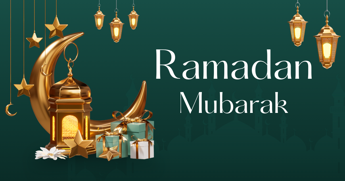 Cefndir gwyrdd gyda llusernau aur yn hongian uwchben lleuad gilgant addurniadol, sêr, anrhegion wedi’u lapio, a blodau gwyn. Mae’r geiriau ‘Ramadan Mubarak’ yn ymddangos ar y dde.